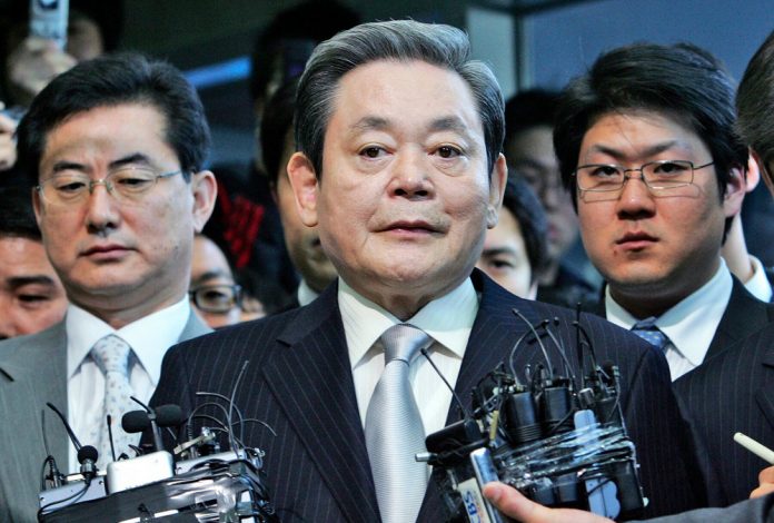 Απεβίωσε ο πρόεδρος της Samsung, Lee Kun Hee, σε ηλικία 78 ετών