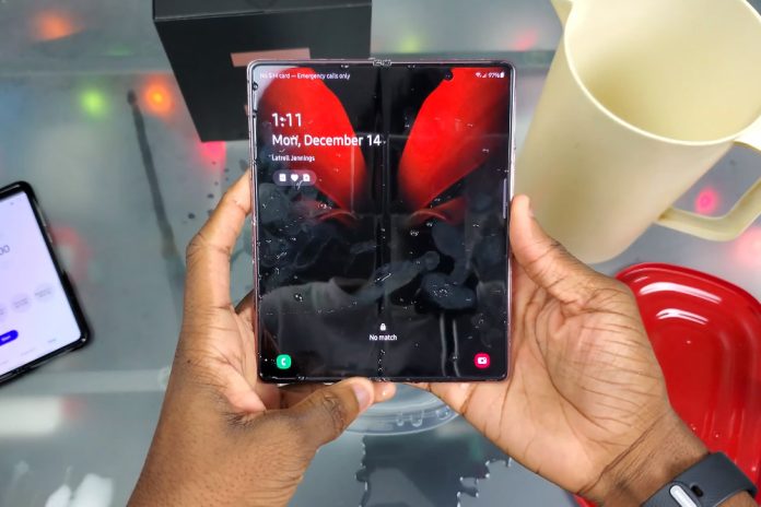 Galaxy Z Fold 2: Αντέχει στο νερό, δεν είναι όμως αδιάβροχο [βίντεο]