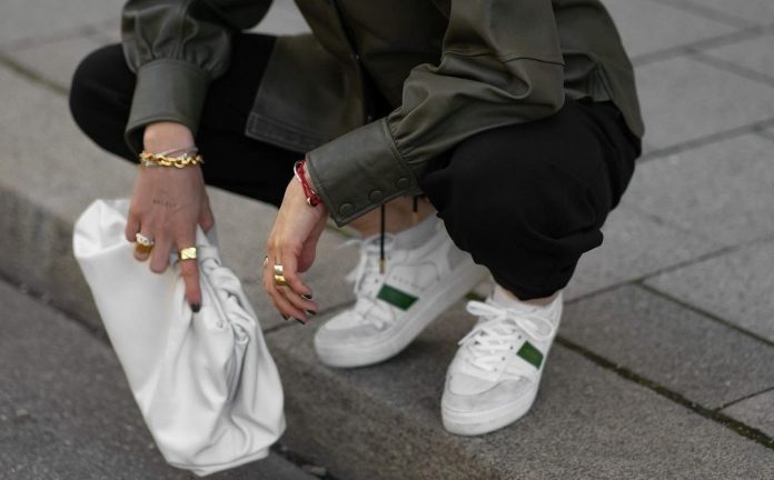 Τα λευκά Sneakers που όλες πρέπει να έχουμε στη συλλογή μας