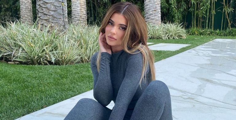 Aυτά είναι τα αγαπημένα κοσμήματα της Kylie Jenner κι αν είσαι λάτρης των ’90s θα ξετρελαθείς κι εσύ