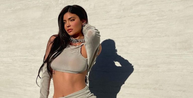 Η Kylie Jenner μας δείχνει τις 5 αγαπημένες της ανοιξιάτικες τάσεις