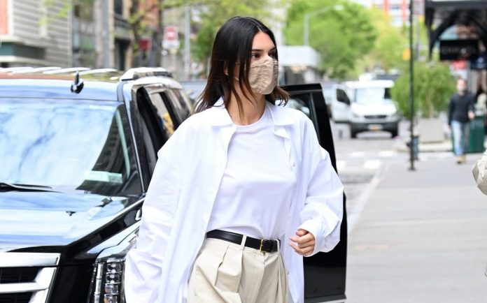 Αν δυσκολεύεσαι να συνδυάσεις το υφασμάτινο παντελόνι σου, η Kendall Jenner έχει την τέλεια ιδέα! #GetTheLook
