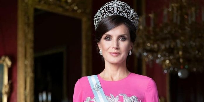 Bασίλισσα Letizia: Φόρεσε το ίδιο φόρεμα μετά από 15 χρόνια