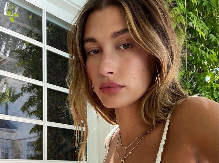 Hailey Bieber: Bρήκαμε τα σανδάλια της και μάλιστα σε σούπερ τιμή