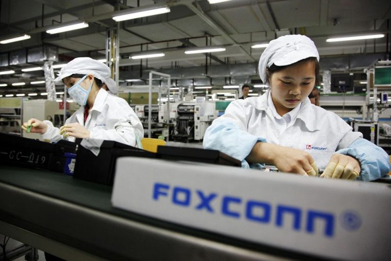 Foxconn: Δίνει κίνητρα για εργάτες στη γραμμή του IPhone 13