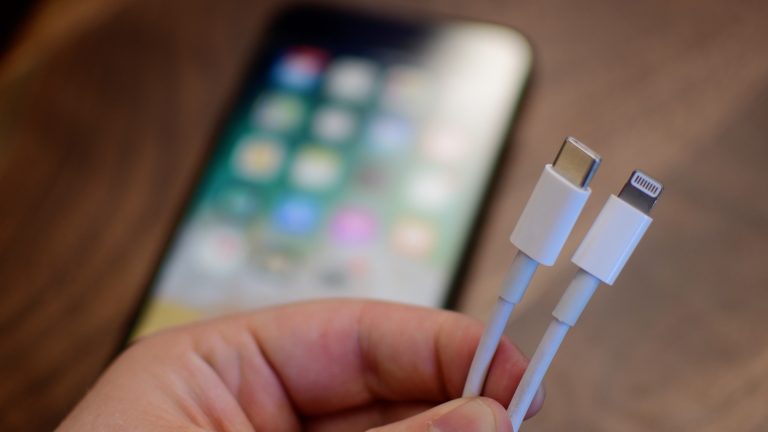 H Κομισιόν πιέζει την Apple να βάλει USB Type C στο IPhone