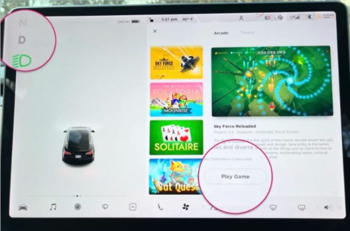 Η Tesla επιτρέπει στους οδηγούς να παίζουν βιντεοπαιχνίδια εν κινήσει, εγείροντας ανησυχίες