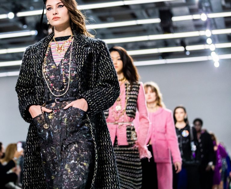 Όλα όσα ξεχωρίσαμε από το Métiers D’Art 2022 Show του οίκου Chanel