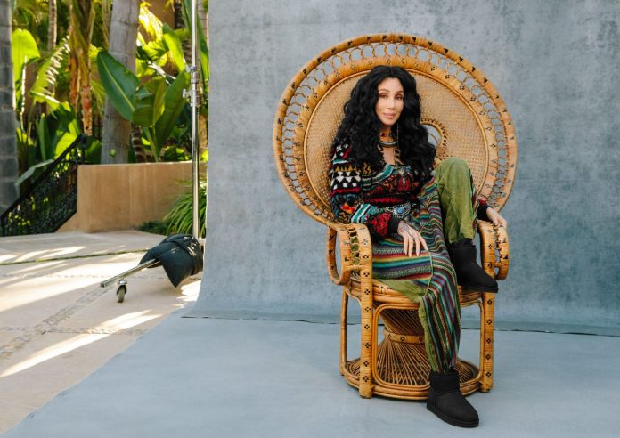 Cher Is Getting Cozy: Η θρυλική σταρ είναι το νέο πρόσωπο της Ugg
