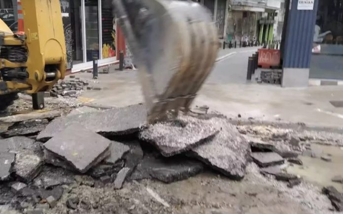 Νέες εικόνες καταστροφής και χάους στη Θεσσαλονίκη – Διαλύθηκαν ολόκληροι δρόμοι από την καταιγίδα