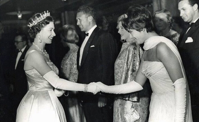 Όταν βασίλισσα Ελισάβετ και Ειρήνη Παπά συναντήθηκαν σε πρεμιέρα ταινίας στο Λονδίνο