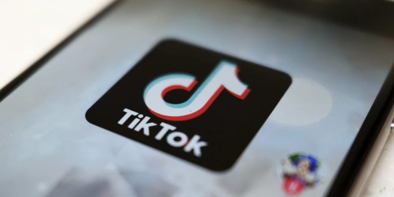 Σκηνοθέτης κατηγορεί το TikTok ότι επιτρέπει υβριστικά σχόλια σε βίντεο