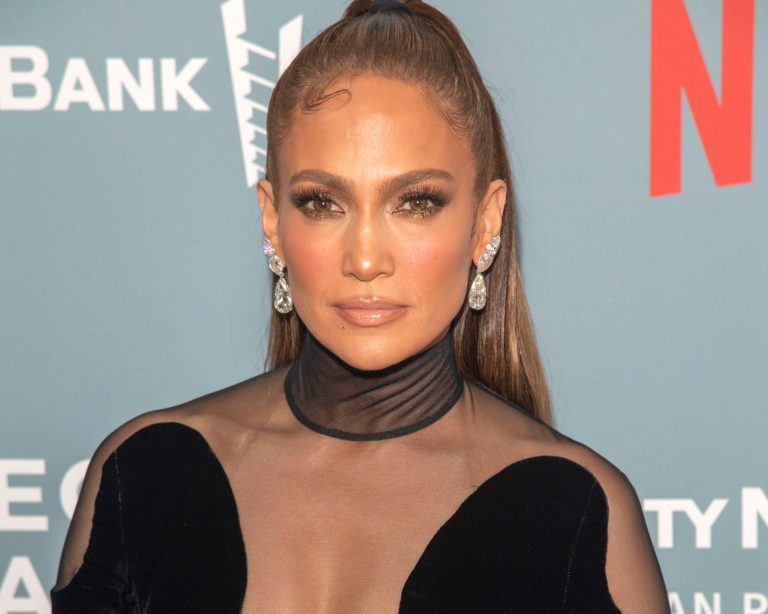 Για την Jennifer Lopez είναι ήδη Χριστούγεννα και το αποδεικνύει με ένα Total Red σύνολο