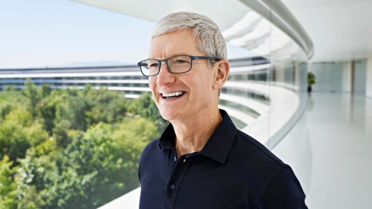 Apple: Μείωση 40% στον μισθό του Tim Cook