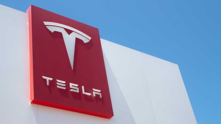 Εντυπωσιακή πορεία για την Tesla – Έσοδα ρεκόρ το 4ο τρίμηνο του 2022