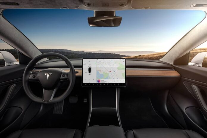Η Tesla προσφέρει τελικά εναλλακτική λύση στο τιμόνι