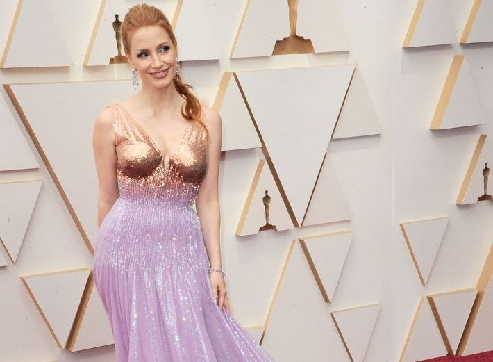 Jessica Chastain: H τολμηρή απόχρωση που επέλεξε για το κουστούμι της είναι το απόλυτο ανοιξιάτικο inspo