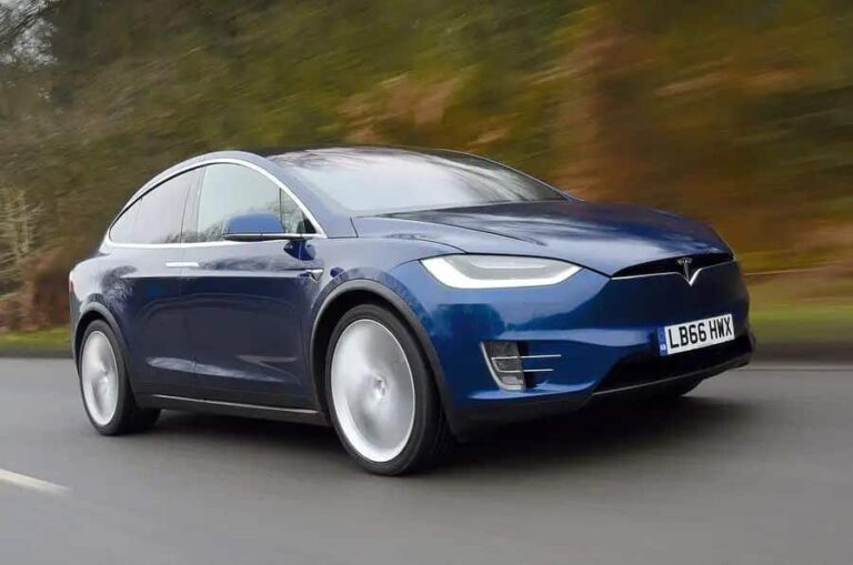 Tesla: Προβλήματα στο Model X – Ξεκινά έρευνα σε 50.000 οχήματα