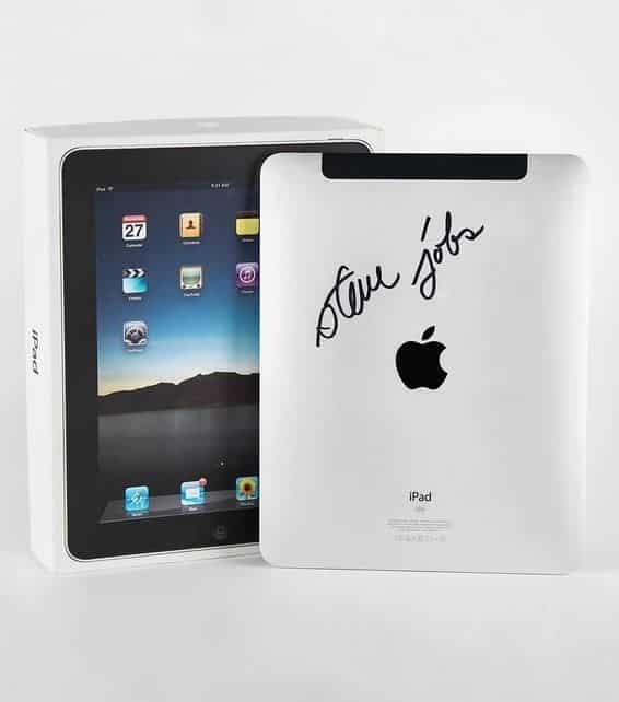 Σε δημοπρασία 2010 iPad με υπογραφή του Jobs & iPhone του 2007