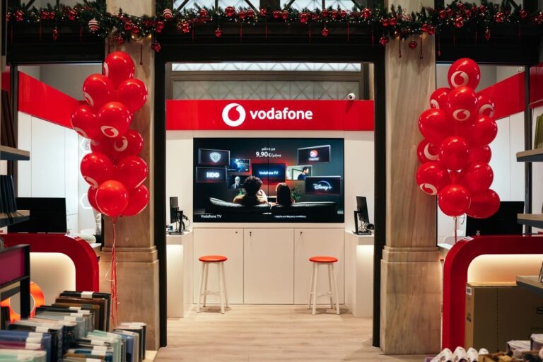 Vodafone Ελλάδας και Public μαζί: Νέα στρατηγική συνεργασία με shop-in-shop