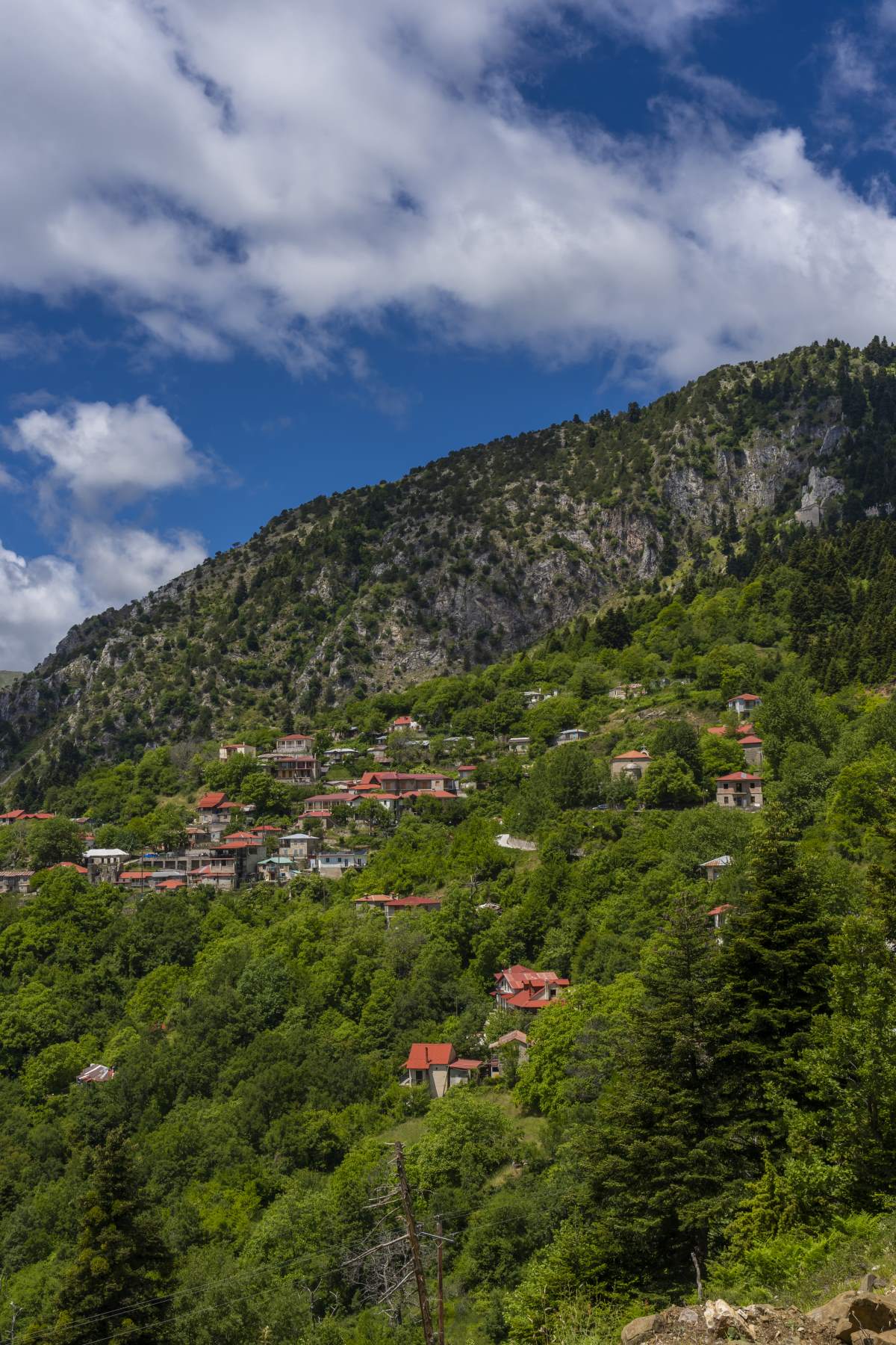 Καρίτσα, χτισμένη στις πλαγιές των Αγράφων