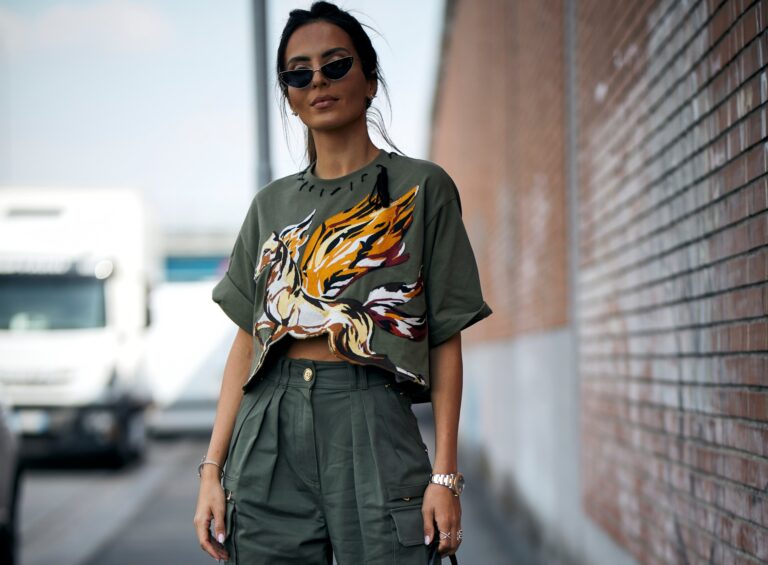 TikTok style hacks: 4 cool τρόποι για να δέσεις το oversized T-shirt σου σαν crop top