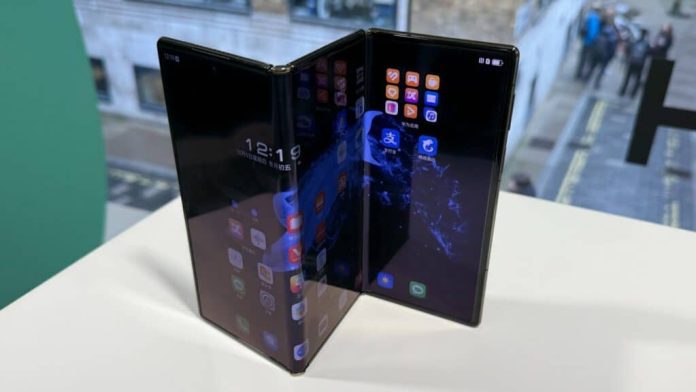 To tri-fold της Samsung αναμένεται να κυκλοφορήσει στο τέλος της εβδομάδας